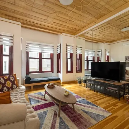 Hotel Newly Renovated Lavish Historic 6br House! #102 Istanbul